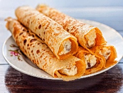 Солени палачинки с пълнеж от гъби, кренвирши и синьо сирене - снимка на рецептата